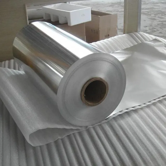 Rolă mare de folie de aluminiu de culoare argintie
